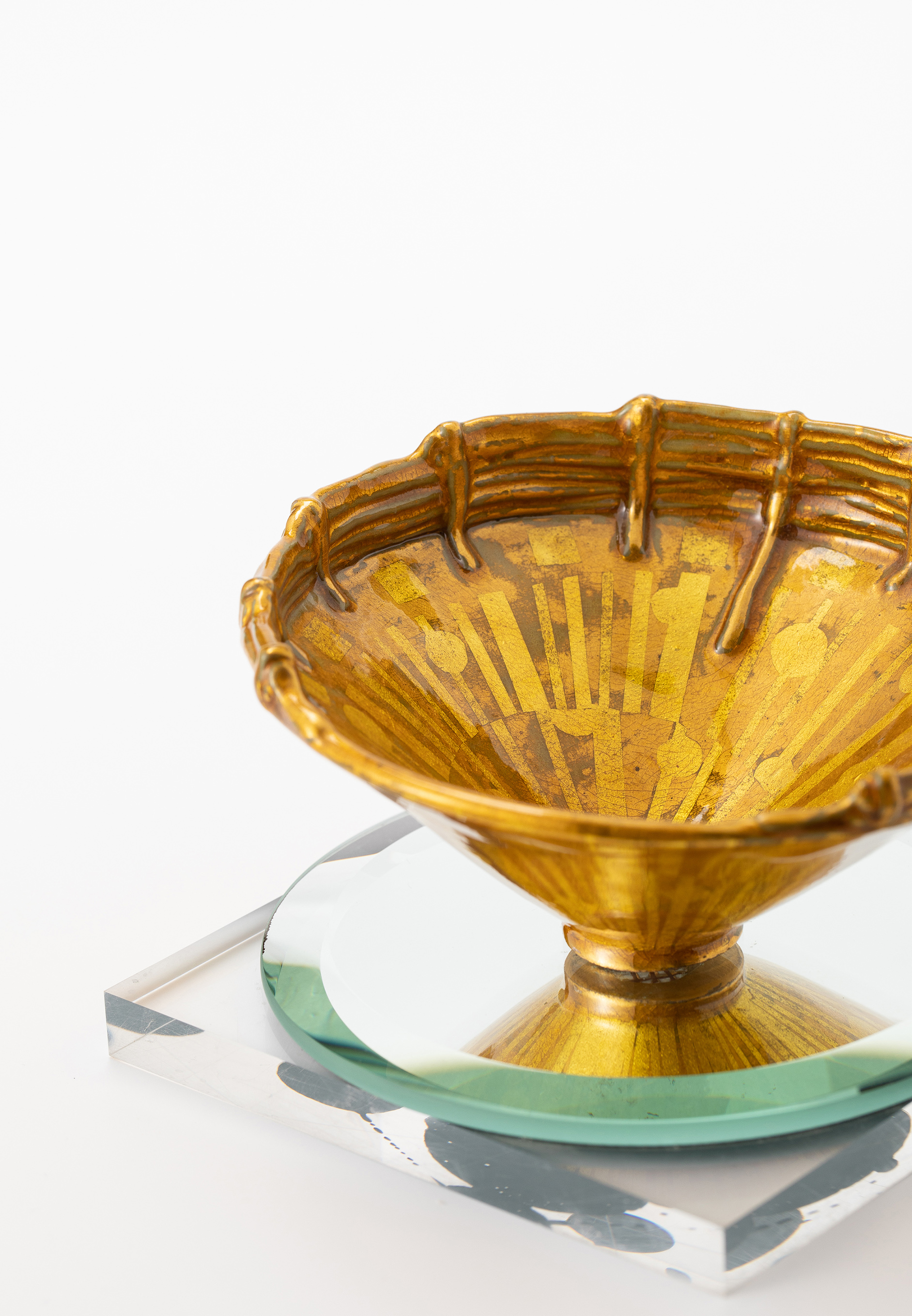 Underglazed Golden Painted Cup (Table)釉下金彩 杯（台）